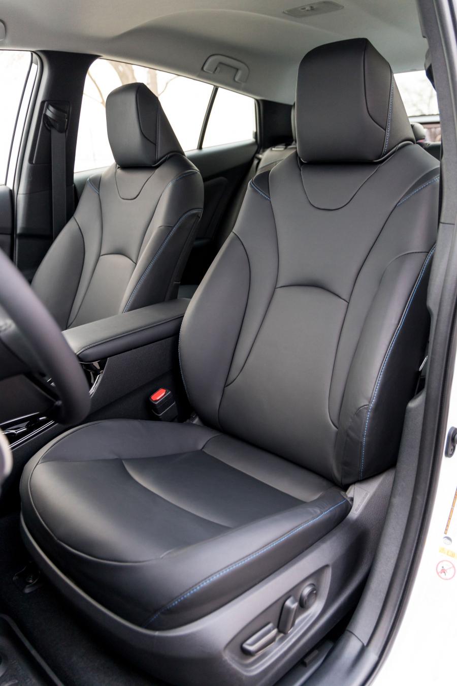 Интерьер Toyota Prius Limited 2019 года  (NA) (фото 15 из 23)